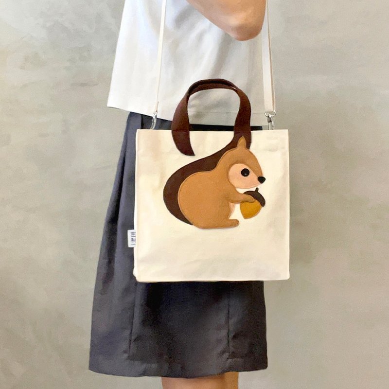 【圖案不是印刷】松鼠抱松果, 斜背/手挽帆布袋 - 側背包/斜背包 - 棉．麻 白色