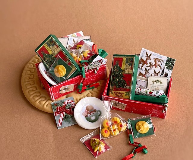 Dollhouse Miniature Christmas Decorations in Cardboard Box - 1:12
