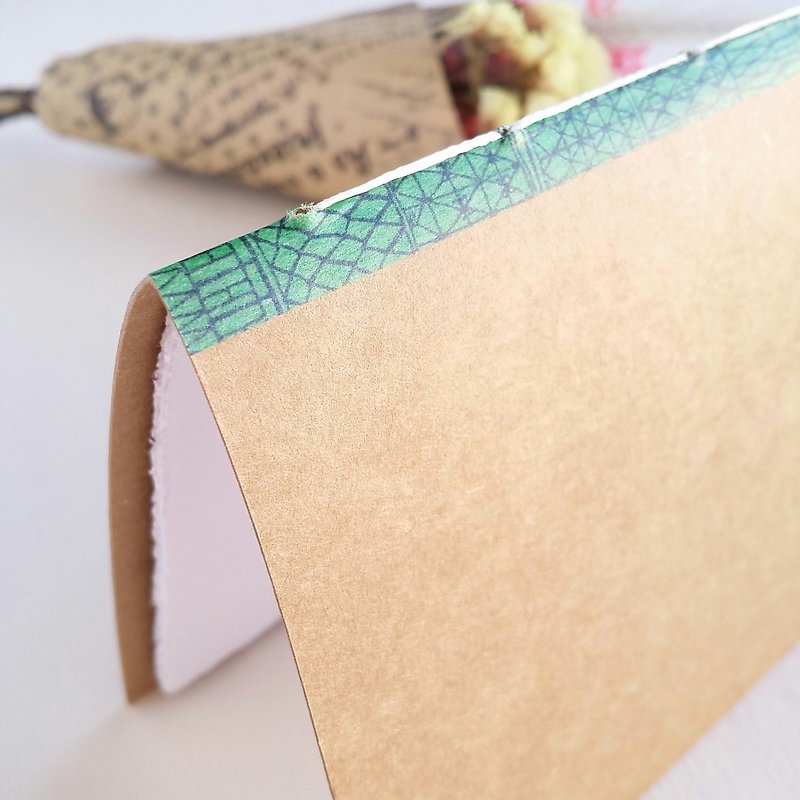 綠地迷宮 騎馬釘式牛皮紙集章本 手工筆記本 線裝書 空白手帳本 - 筆記本/手帳 - 紙 咖啡色