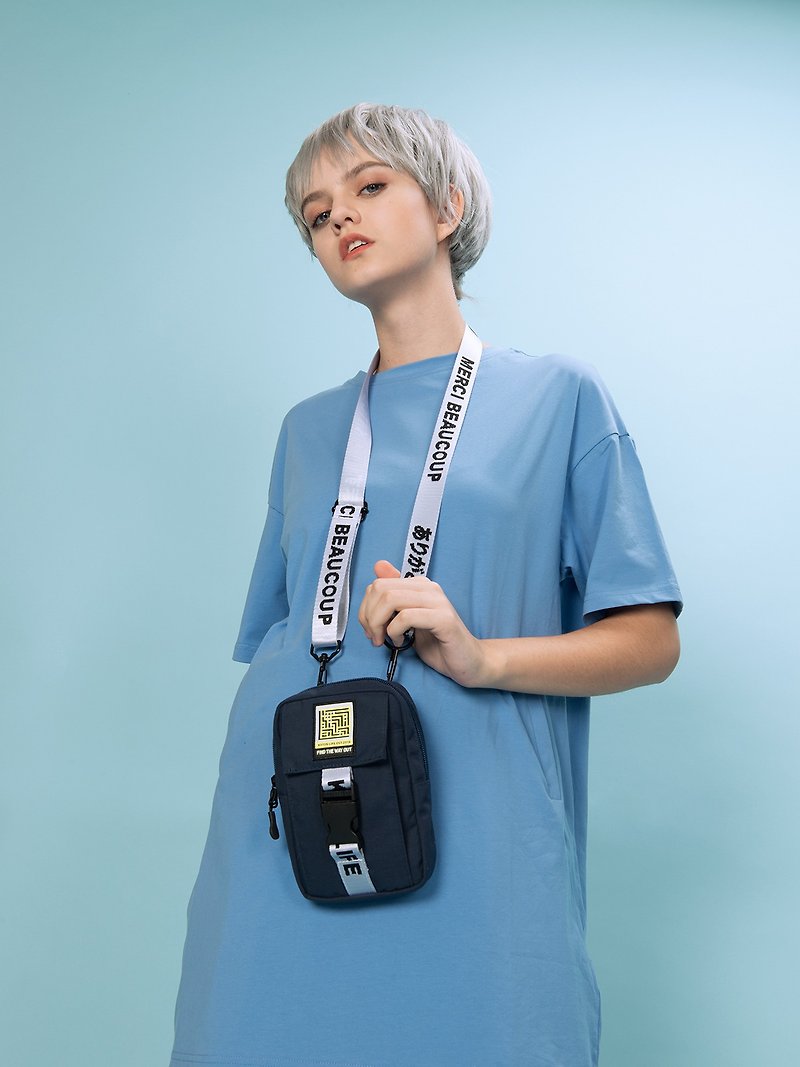 KIITOS original waterproof chest bag waist bag female ins new embroidered messenger bag Korean street fashion bungee bag - กระเป๋าแมสเซนเจอร์ - วัสดุกันนำ้ สีน้ำเงิน
