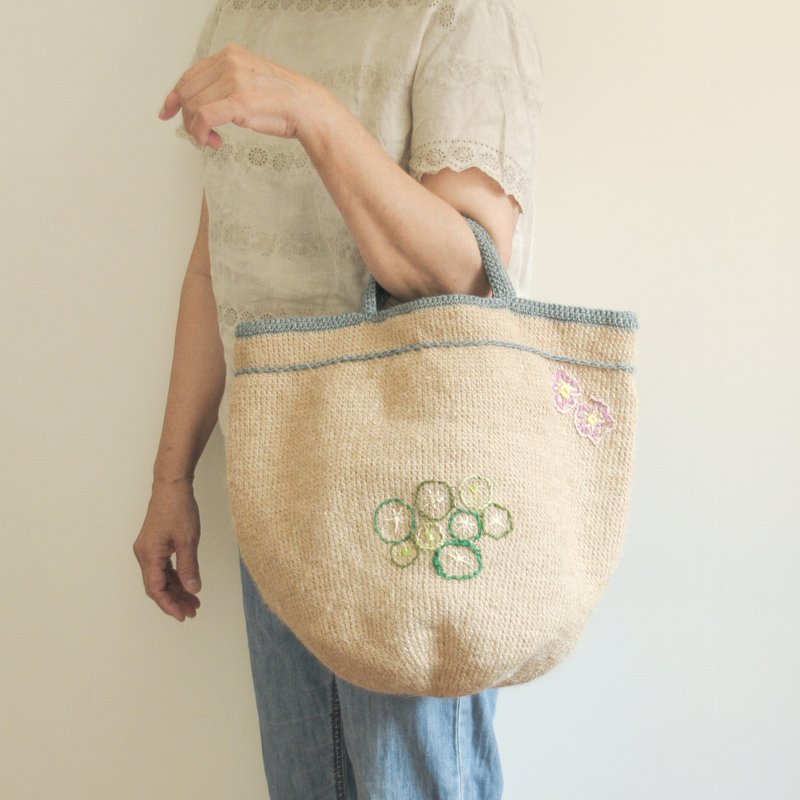 Copper money grass and cherry blossom Linen woven bag/raw Linen Linen weave/handbag - กระเป๋าถือ - ผ้าฝ้าย/ผ้าลินิน สีกากี