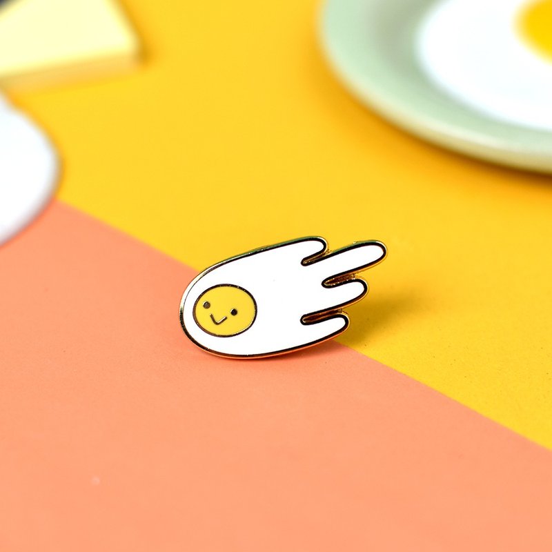 Shooting Egg hard enamel pin - 徽章/別針 - 其他金屬 白色