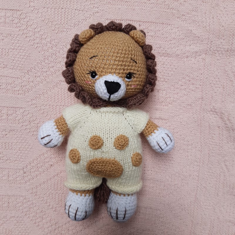 Lion Hand crochet Lion in the suit Stuffed toys Animals Plush toys Amigurumi toy - 寶寶/兒童玩具/玩偶 - 壓克力 咖啡色