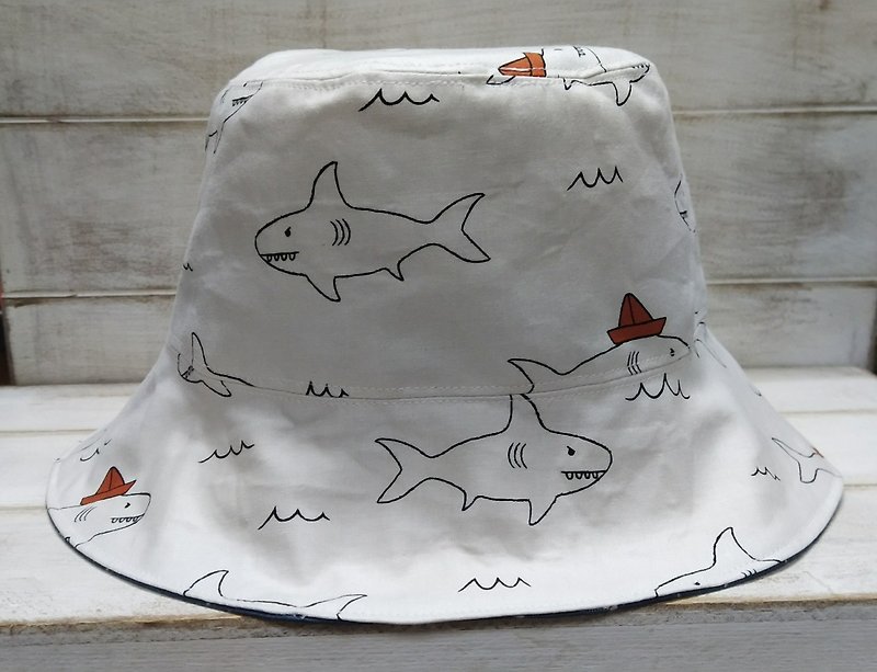 Shark organic cotton stars fireworks double-sided fisherman hat visor - หมวก - ผ้าฝ้าย/ผ้าลินิน ขาว