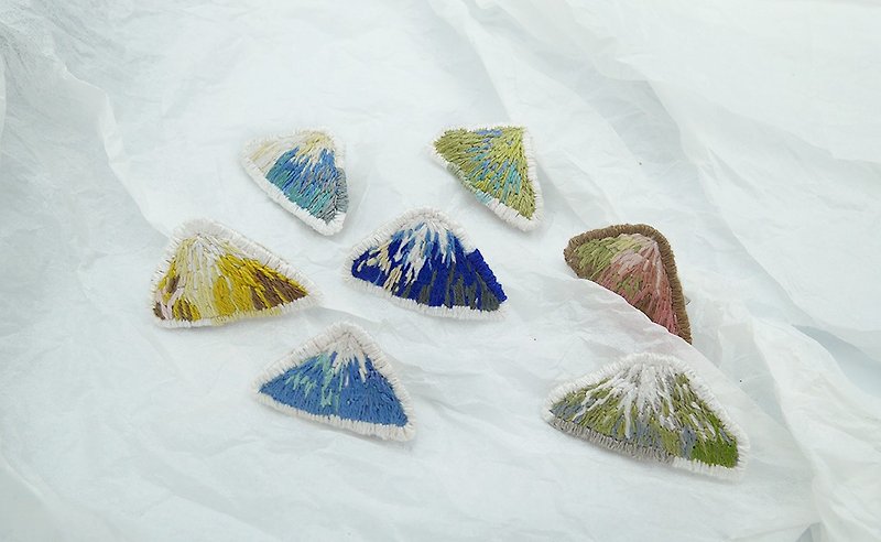 [Original mountain] hand-embroidered pin - Brooches - Thread Multicolor