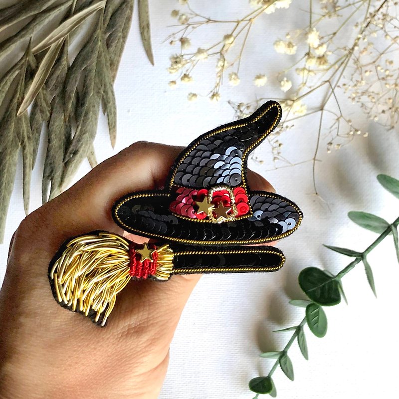 Broom brooch and pointed hat, Halloween gift, the magical world of Harry Potter - 胸針 - 玻璃 黑色