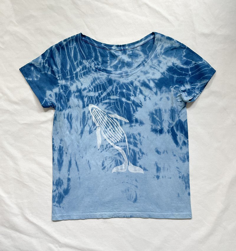 Made in Japan hand dyed indigo dyed whale Whale Indigo dyed tie dyed shibori - Women's T-Shirts - Cotton & Hemp Blue