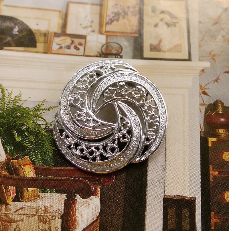 西洋古董飾品。GERRYS 簍空刷銀 旋風  別針 - 徽章/別針 - 其他金屬 金色