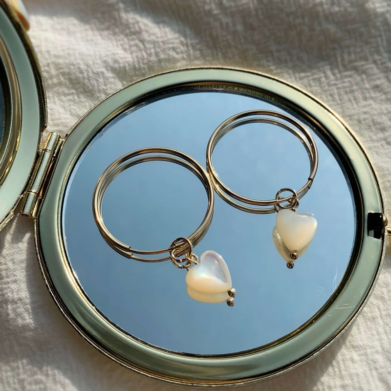 雪白之心 珍珠母貝耳圈(14KGF) / White Pearl Heart Hoops - 耳環/耳夾/耳骨夾 - 貝殼 白色