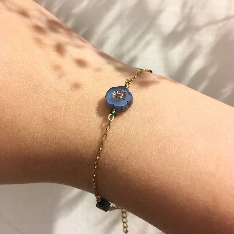 Monet's flower 18k gold bracelet - Bracelets - Colored Glass Blue
