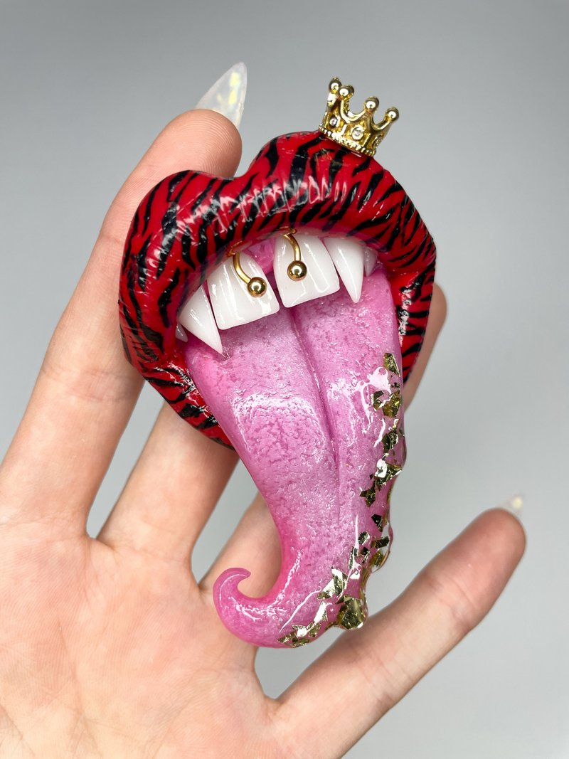 Phone grip. Red lips with a crown. - 其他 - 黏土 