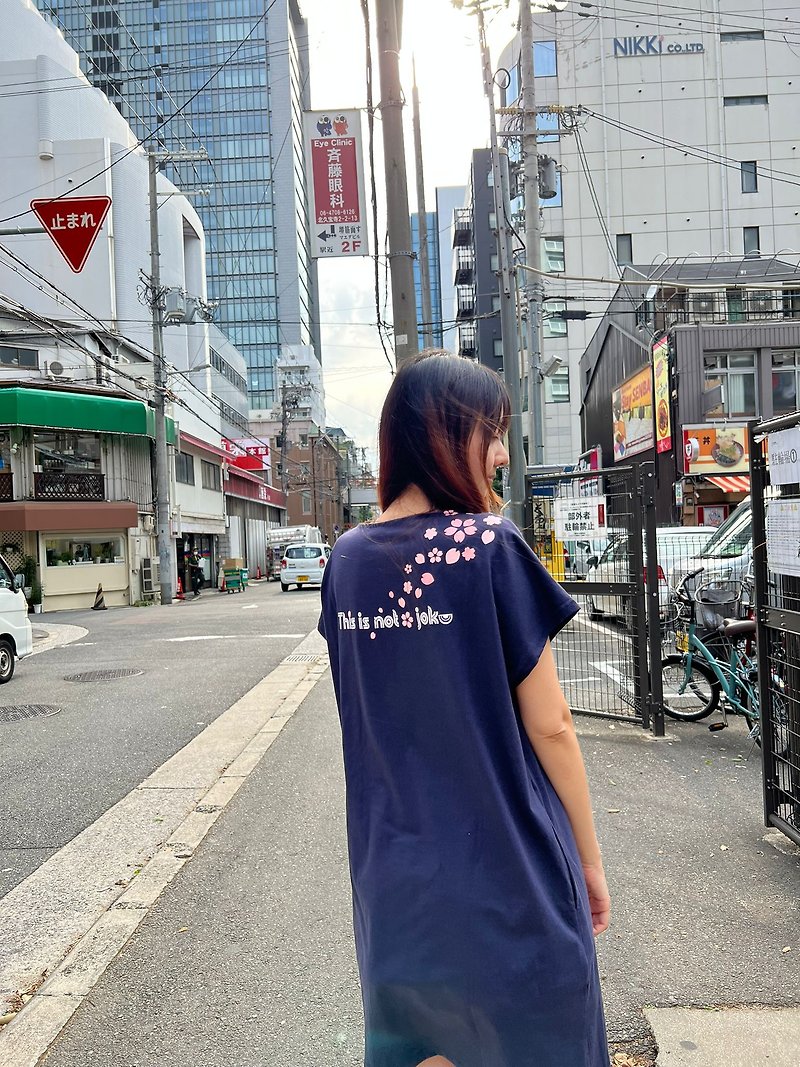 自家品牌 THIS IS NOT A JOKE 櫻花刺繡連身裙 - 連身裙 - 棉．麻 藍色