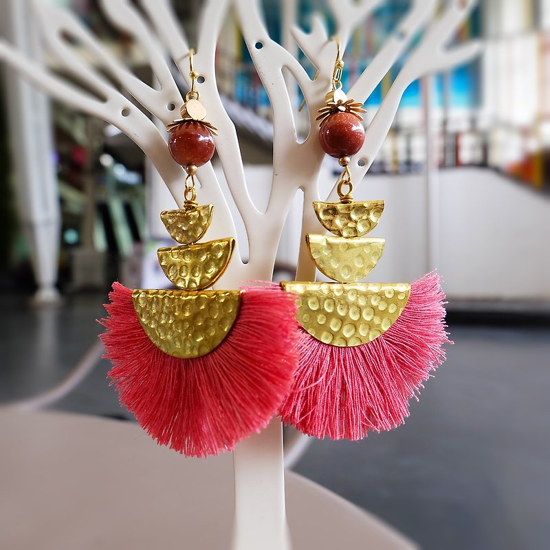 Hammered texture brass emblem and gold stone with red tassel earrings - 耳環/耳夾 - 銅/黃銅 紅色