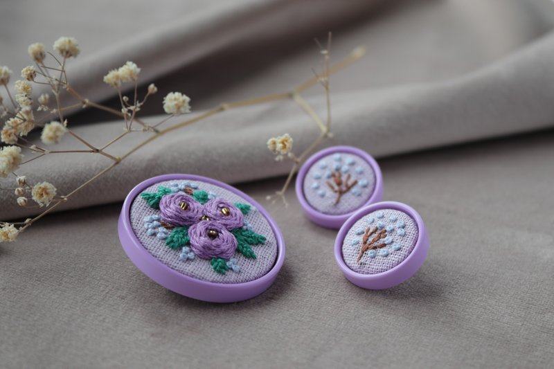 刺繍が施されたライラック色のブローチとイヤリング。手刺繍。 - ピアス・イヤリング - レジン 多色