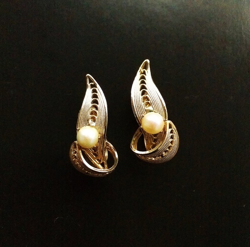 Vintage Jewelry 西洋古董飾品 對稱 掐絲 流線葉珠 夾式耳環 - 耳環/耳夾/耳骨夾 - 其他金屬 金色