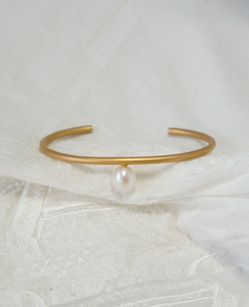SV White pear pearl bangle - 手鍊/手環 - 其他金屬 白色