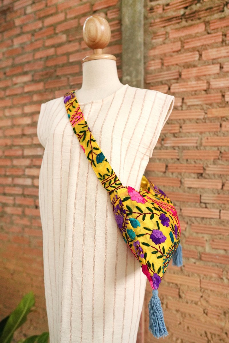 Hand Embroidered Yellow Floral Crossbody Shoulder Bag - กระเป๋าแมสเซนเจอร์ - ผ้าไหม สีเหลือง