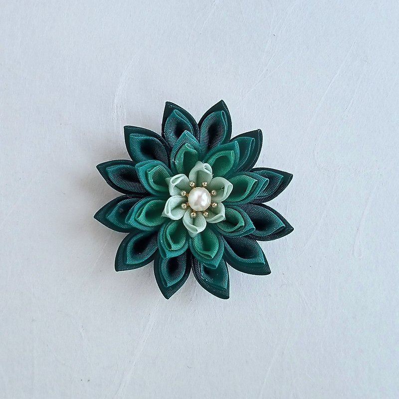 Floral brooch　green　tsumami-zaiku - เข็มกลัด - ผ้าฝ้าย/ผ้าลินิน สีเขียว