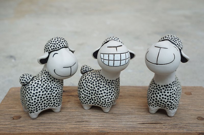 Smiling Sheep, Super Cute sheep Couple sheep, Ceramic Sheep ornament - 花瓶/陶器 - 瓷 黑色