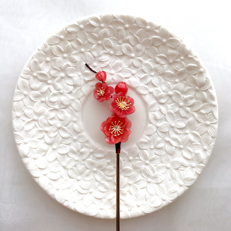 【winter. Winter Plum] [Twelve Flower Season-January] Plum hairpin. Hand-made Japanese resin floral decorations. - เครื่องประดับผม - วัสดุอื่นๆ สีแดง