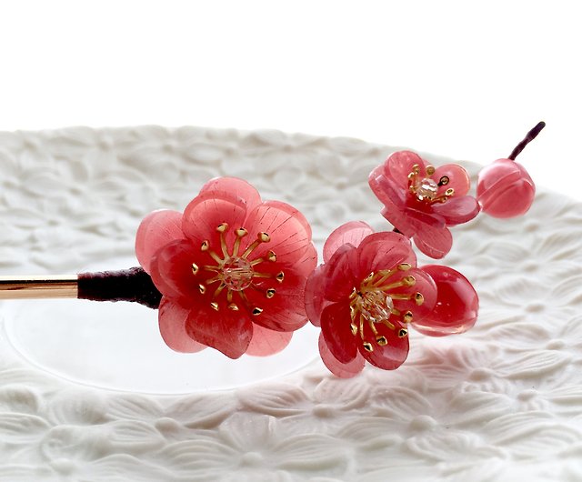 冬。冬の梅] [12花の季節-1月]梅のヘアピン。手作りの日本の樹脂の花