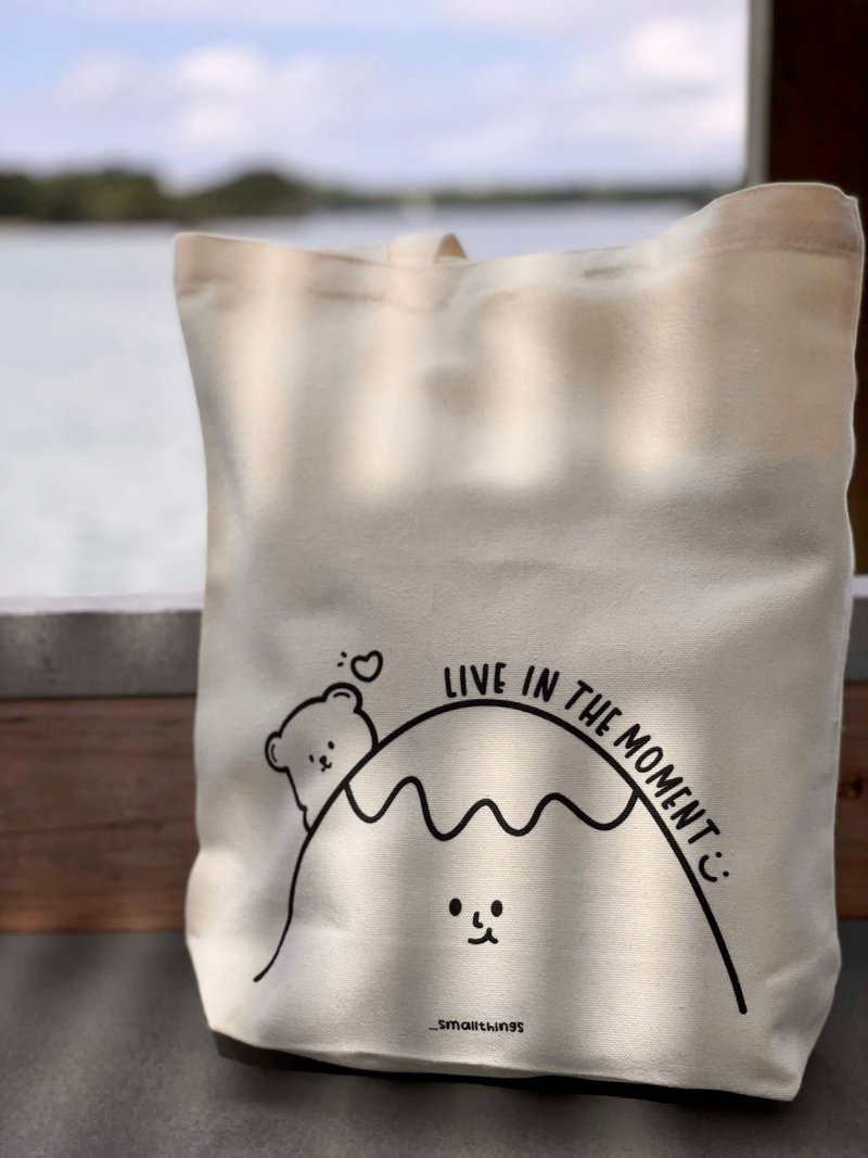 _smallthings LIVE IN THE MOMENT canvas bag - กระเป๋าแมสเซนเจอร์ - ผ้าฝ้าย/ผ้าลินิน ขาว