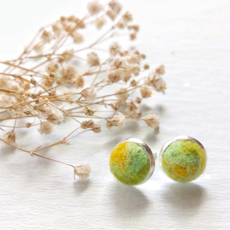 Forest dance 12mm hand-made wool felt earrings can be changed to Clip-On - ต่างหู - ขนแกะ สีเขียว