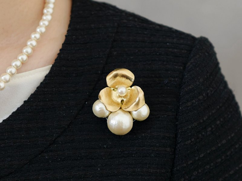 [Brooch] Antique brass flower with cotton pearls - Brooches - Other Metals Gold