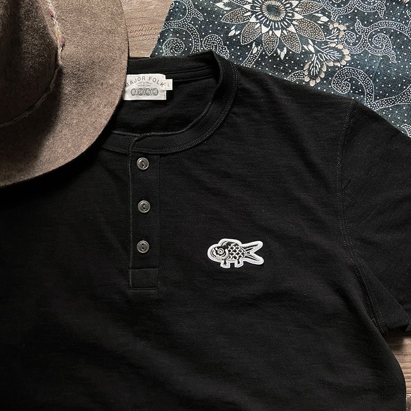 Major Folk│Carp Embroidered Badge Japanese Retro Black Henry Collar TEE - เสื้อยืดผู้ชาย - ผ้าฝ้าย/ผ้าลินิน 