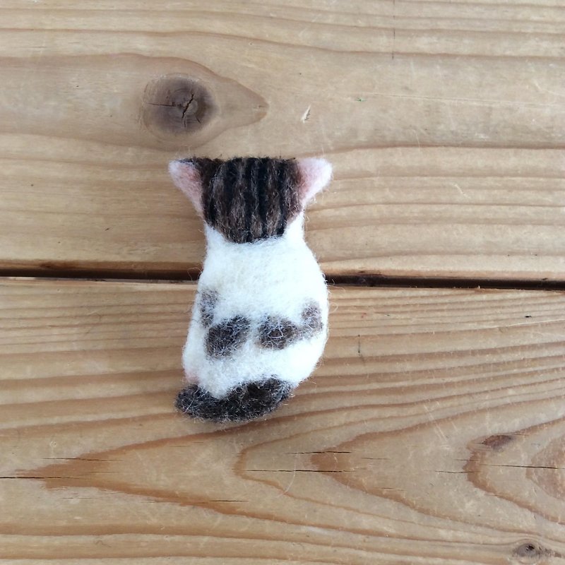 A rear view of a kitten Brooch A - Brooches - Wool Multicolor