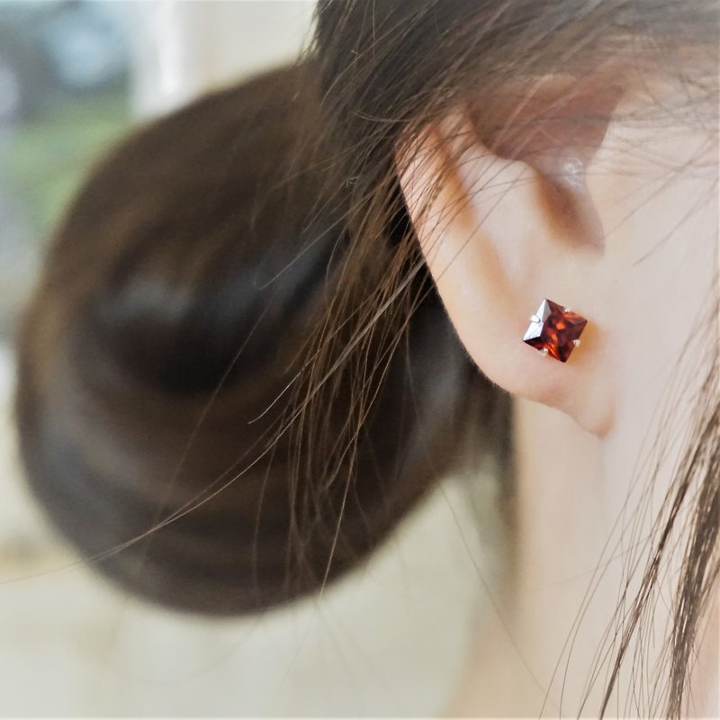 ll modo colored zirconium ear needles ll 5mm garnet red square 925 silver ear needles - a pair / with silver ear plugs - ต่างหู - เงินแท้ สีแดง