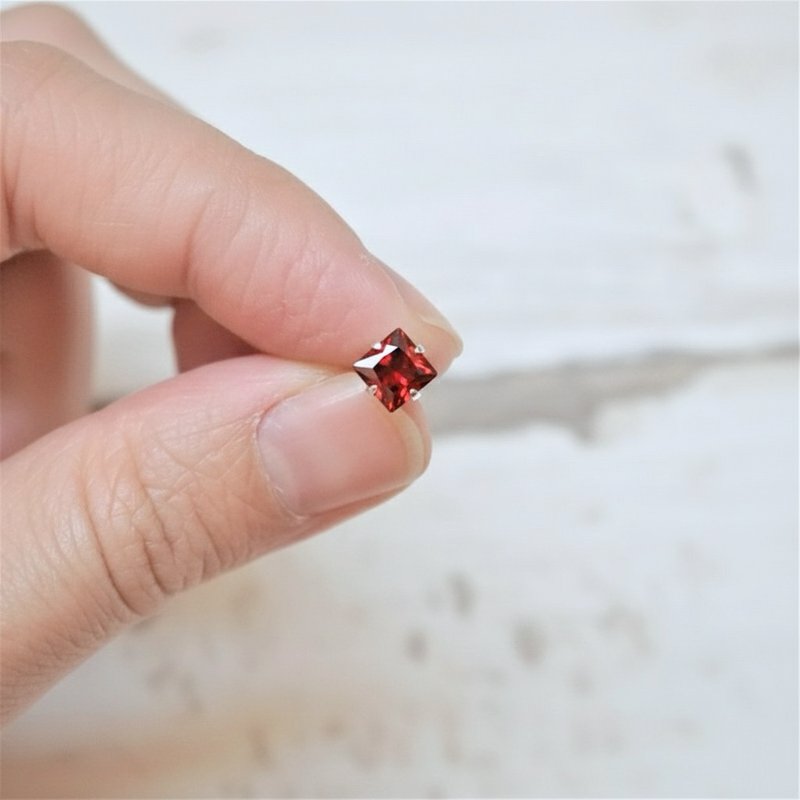 限定特價 ll modo彩鋯耳針 ll 5mm石榴紅方型925銀耳針 ER-00051 - 耳環/耳夾/耳骨夾 - 純銀 紅色