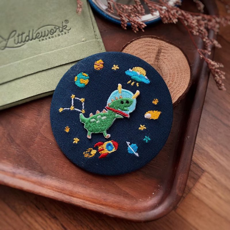 [Customized picture selection] Embroidered horse-mouth mirror (with suede bag) - Universe Exploration - Makeup Brushes - Cotton & Hemp Multicolor