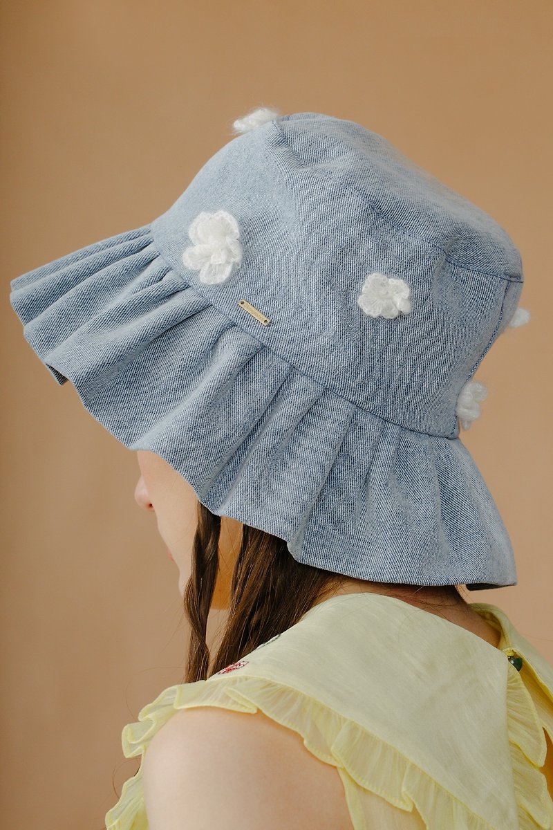 Hand-knitted Flower Doll Denim Bucket Hat (Blue/Pink/Cream) - หมวก - ไฟเบอร์อื่นๆ สีน้ำเงิน