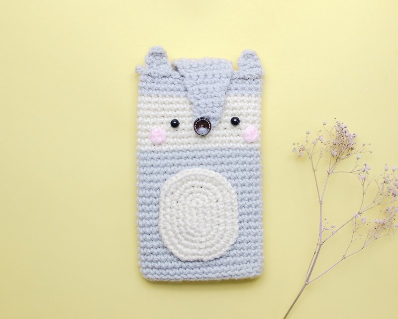 Cellphone Case a Cute Gray Wolf/ Crochet case/ Cozy case/ iPhone case. - เคส/ซองมือถือ - วัสดุอื่นๆ สีเทา