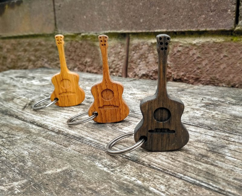 Wooden Personalized Acoustic Guitar Keychain, Customizable Classical Guitar - ที่ห้อยกุญแจ - ไม้ สีดำ