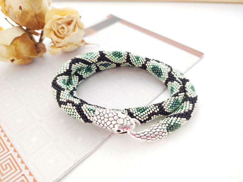 Silver Green Python snake necklace Ouroboros Animal necklace Green beaded croche - 項鍊 - 其他材質 綠色