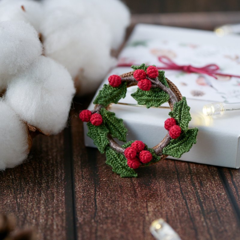 [Limited time offer] Holly wreath brooch, made to order, handmade, lace knitting, Christmas, seasonal - เข็มกลัด - งานปัก สีแดง