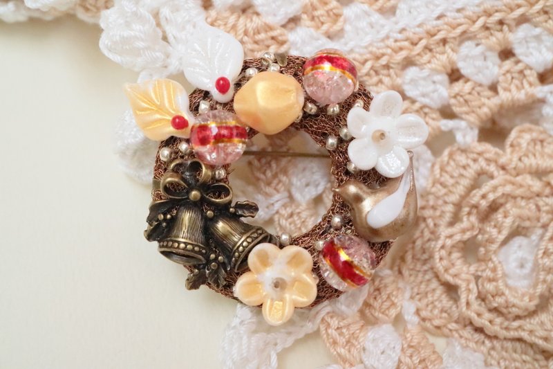 ホーリーナイト Holy Night　リースブローチ 鳥 赤 茶 レッド ブラウン ランプワークビーズ 瑠璃玉 琉璃珠 玻璃玉 蜻蜓球 コスチュームジュエリー - 胸針 - 玻璃 咖啡色