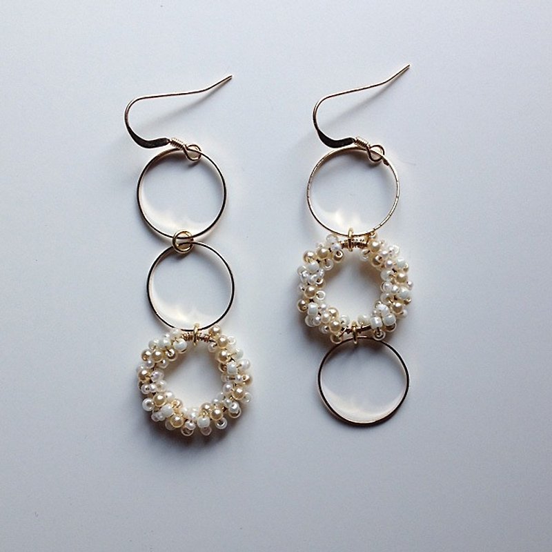 14kgf feshwater Keshi Pearl and vintage beads triple ring asymmetry earrings - 耳環/耳夾 - 寶石 白色