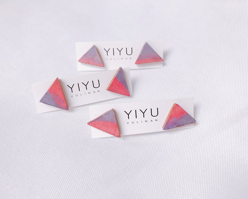 Hand-made earrings leather hand-dyed leather triangle earrings - ต่างหู - หนังแท้ สึชมพู