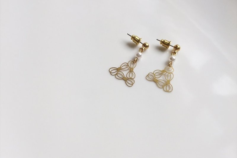 White bow pearl brass modeling earrings - ต่างหู - เครื่องเพชรพลอย ขาว