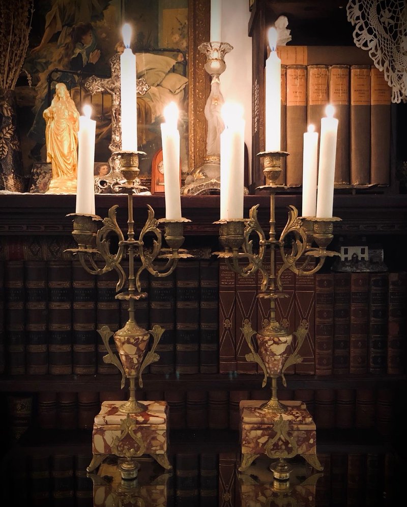 フランス ナポレオン 3 世のローズ ピンクの大理石ベース 5 ポート暖炉キャンドルと 100 年前の燭台をペアで販売 - キャンドル・燭台 - 銅・真鍮 ピンク