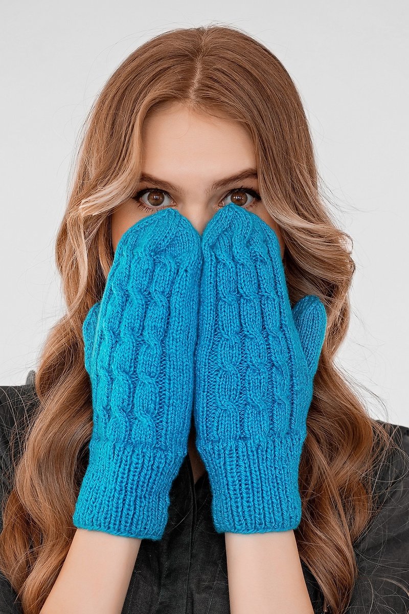 Blue mittens adorned with braid pattern. Hand knitted. - 手套 - 羊毛 藍色