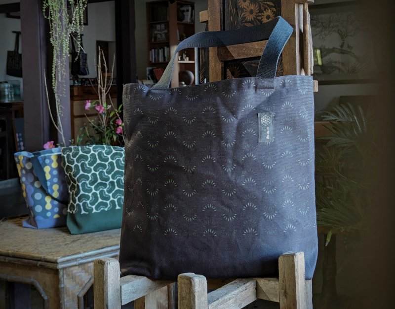 Eco-friendly canvas tote bag-small gray dot - กระเป๋าถือ - ผ้าฝ้าย/ผ้าลินิน สีเทา