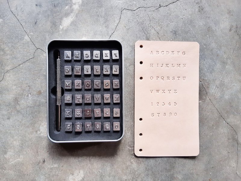 正楷大寫連數字壓印套裝(禮盒裝) 字母模具 皮革DIY 刻印 壓字 - 皮件/皮革 - 其他金屬 銀色