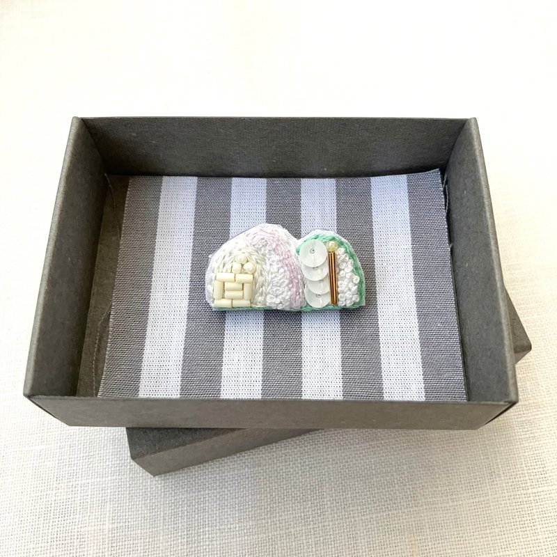 Brooch/手刺繍/2025山001/ 箱入 1点もの - 胸針 - 棉．麻 白色