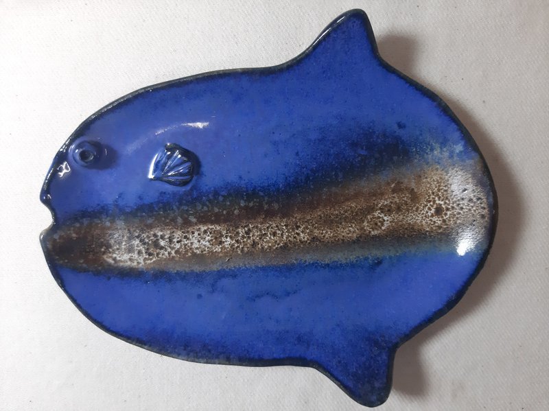 【Hundred Great Souvenirs of Hualien County】Gold Medal Mambo Fish Pottery Plate - จานและถาด - ดินเผา สีน้ำเงิน