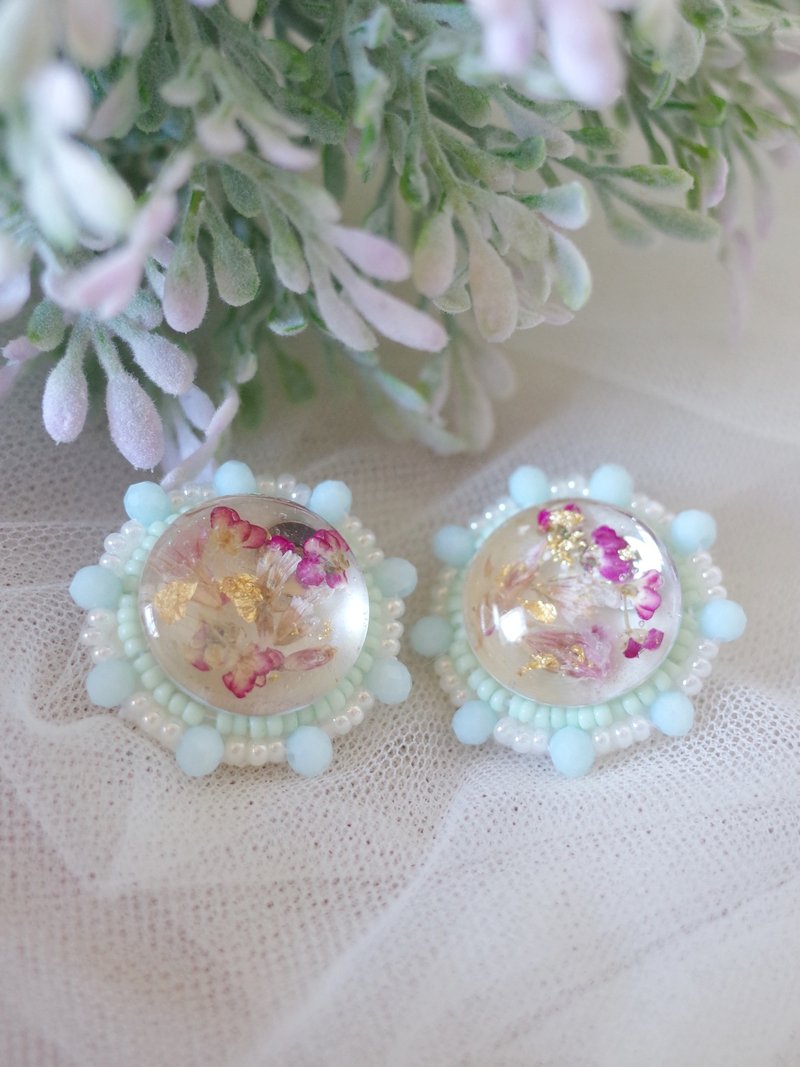 Pressed flower x bead embroidery earrings - Earrings & Clip-ons - Resin Blue