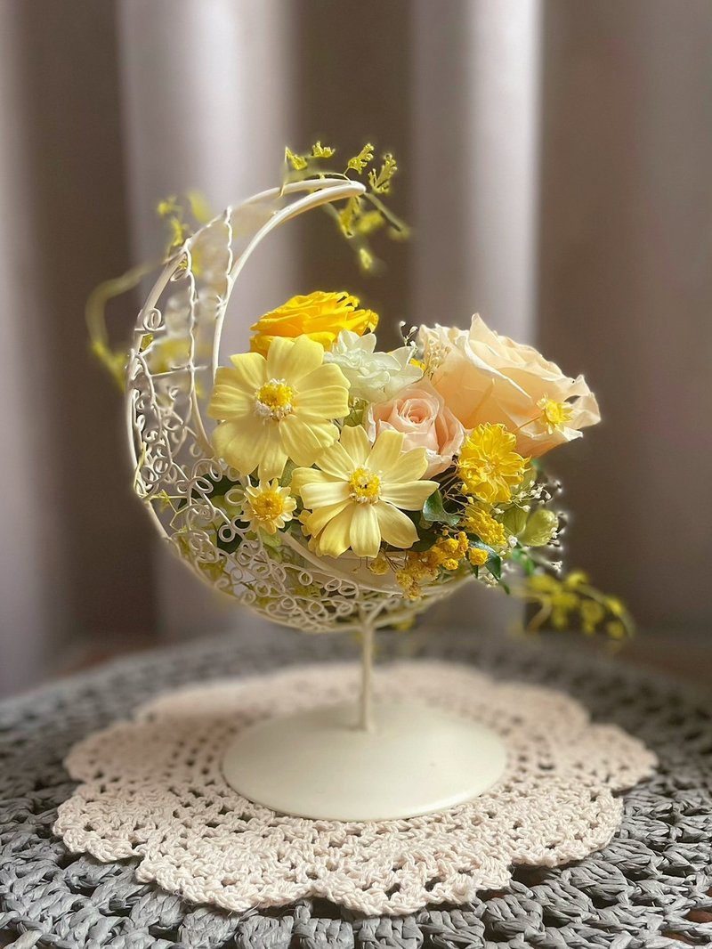 [Eternal Flower Gift] Moon-shaped eternal rose table flower/opening flower gift/promotion table flower/congratulation flower gift - ของวางตกแต่ง - พืช/ดอกไม้ หลากหลายสี